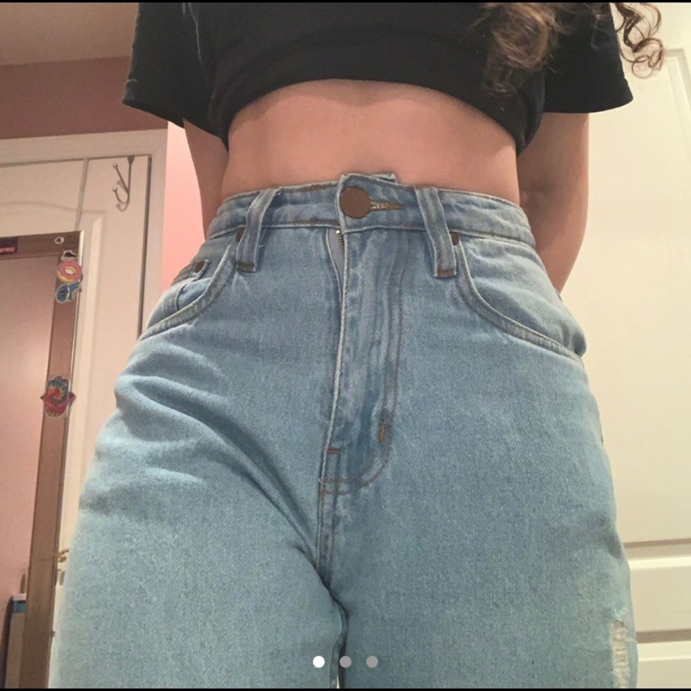 light wash ripped knee boyfriend jeans